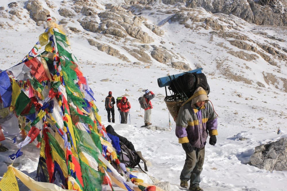 Porters carrying doko in Larke Pass