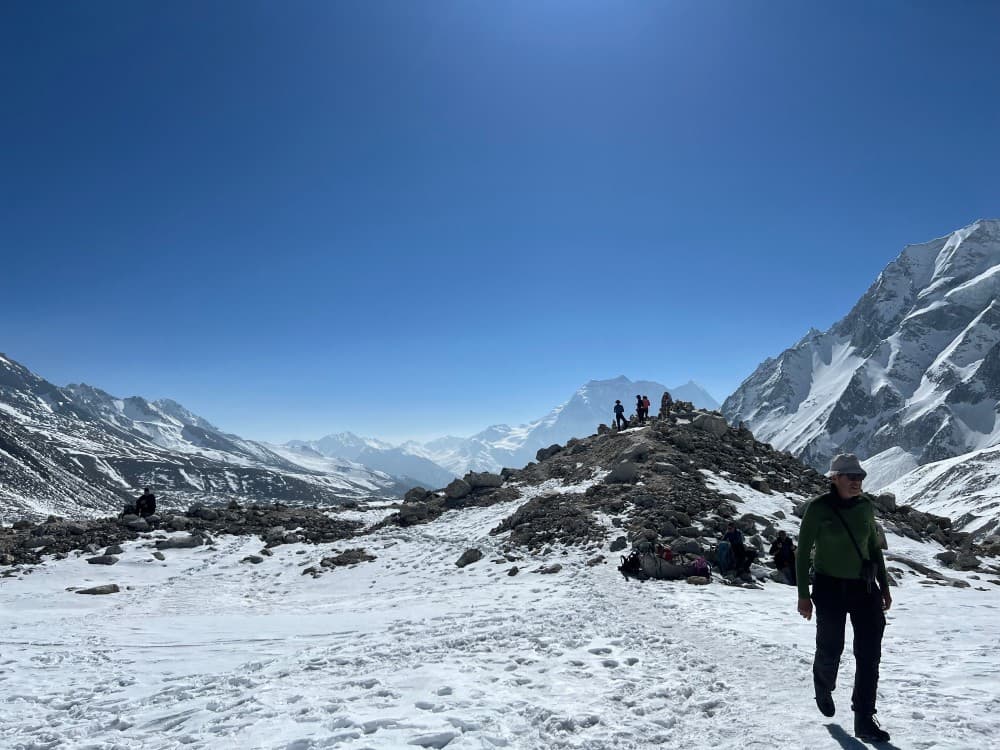 Sunny day in Larke La