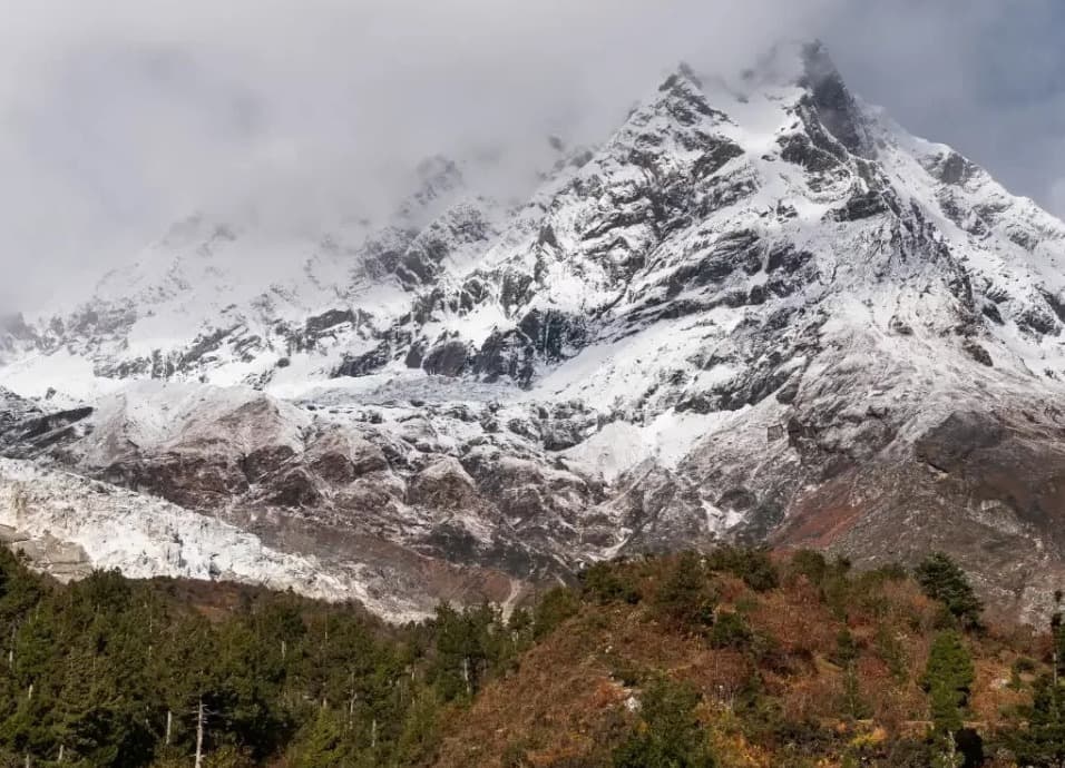 When is the best time to trek the Manaslu Circuit?