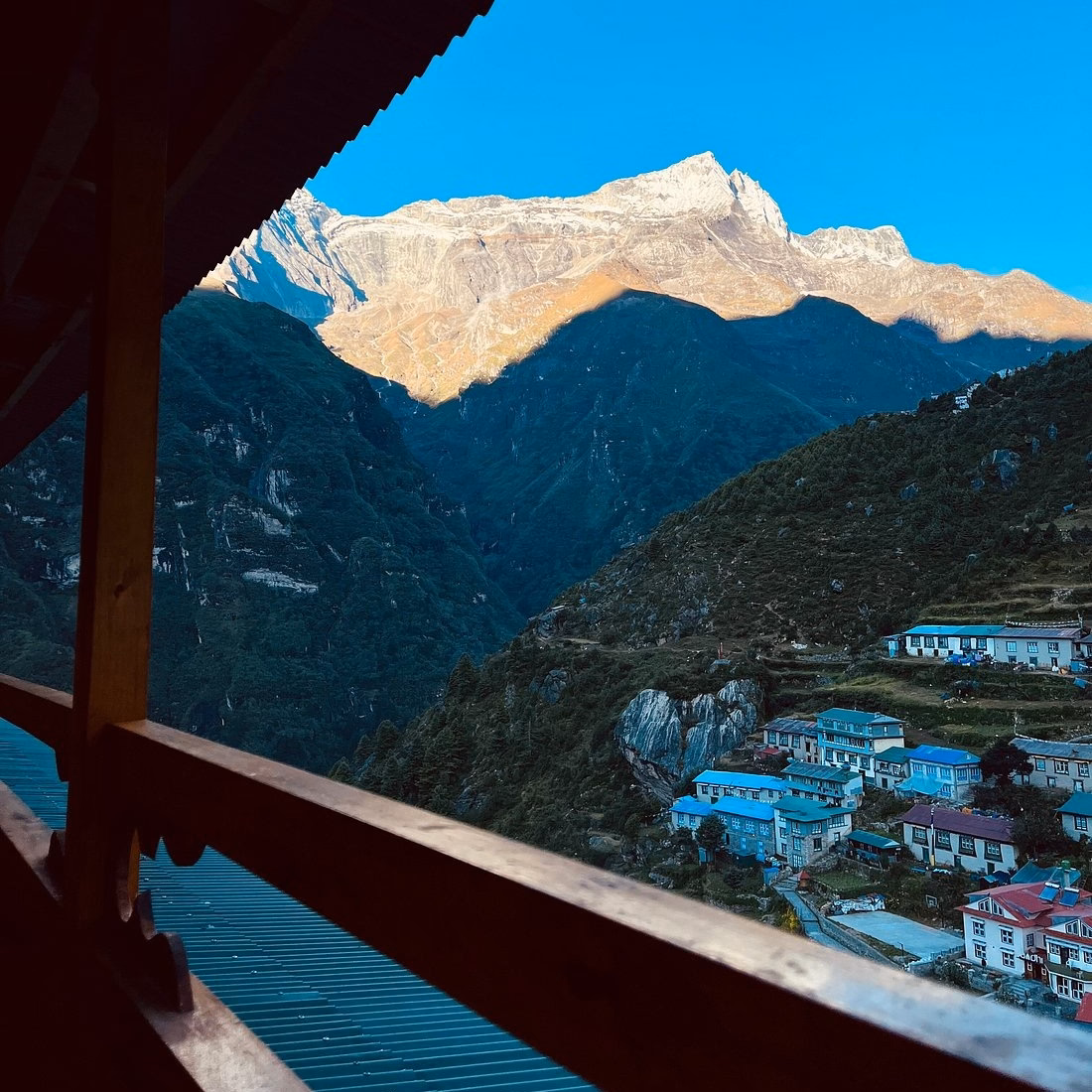 Trek to Namche (3440m/11283ft) Duration: 5–6 hours.