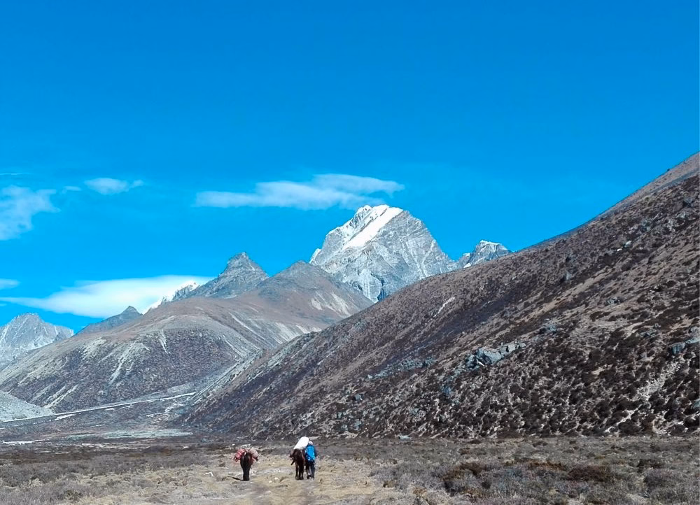 Climbers heading towards Lobuche Peak