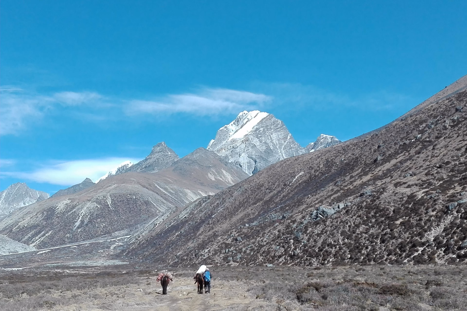 Climbers going towards Lobuche Peak