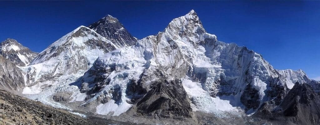 scerene view of mount everest