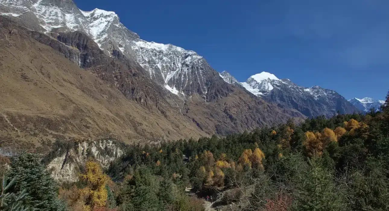 How are shower and toilet facilities along the Manaslu Trek?