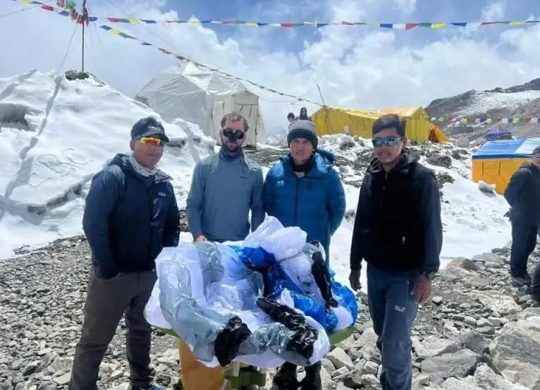 US Climber Jumps Off Mount Everest Illegally