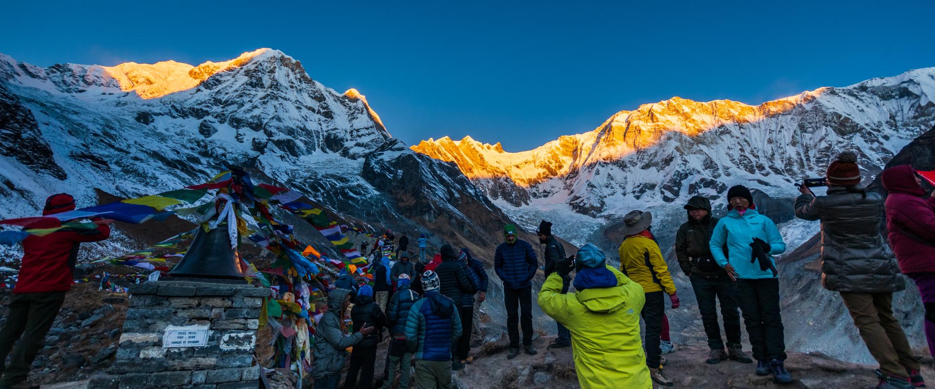 Cortina transparente Banderas tibetanas en Campo Base del Annapurna 4200 m  (Himalaya, en Nepal) 