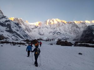 people on the way towards Annapurna Base Camp during their gliking Annapurna trek